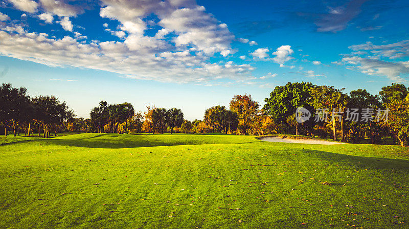 令人惊叹的风景空高尔夫球场在美丽的一天与蓝天。南佛罗里达高尔夫乐园