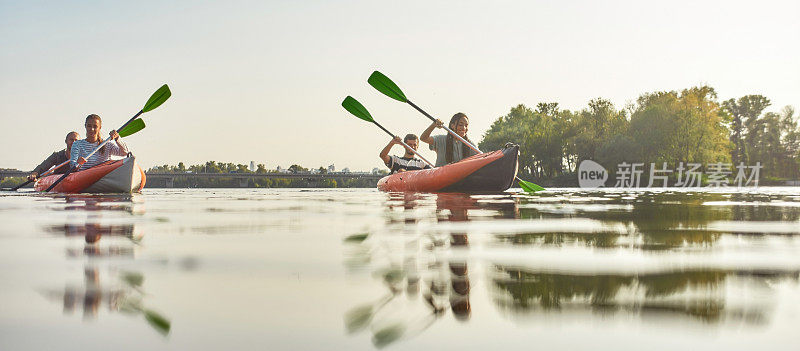 夏天，活跃的朋友们一起在河上划皮划艇度过周末