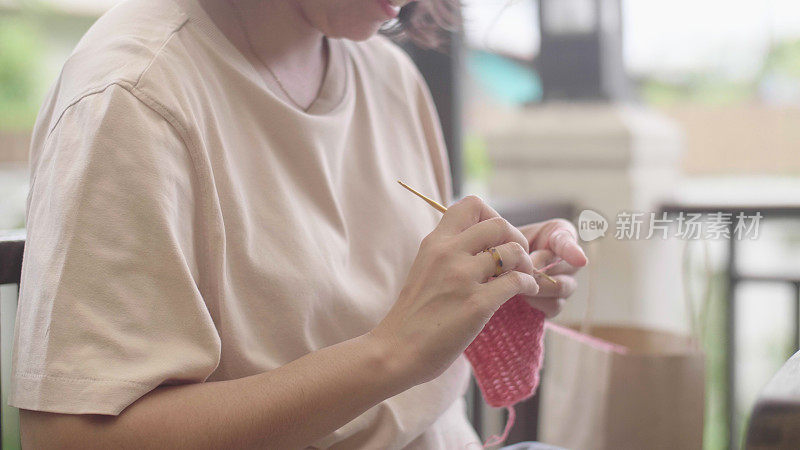 年轻女子享受她的生活和闲暇时间钩针在家里。