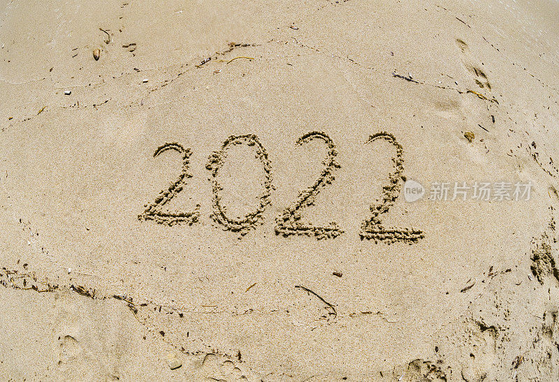 2022年新年快乐。沙滩上的数字“2022”是一张新年贺卡。