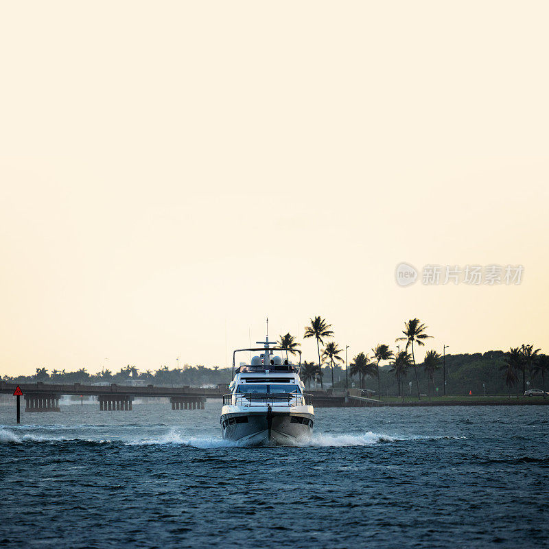 一艘快艇在佛罗里达州迈阿密海滩超速行驶