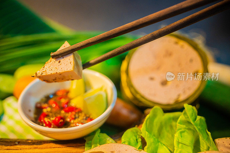 传统的越南食物，猪肉香肠或猪肉腊肠，配以胡椒、柠檬和盐酱，颜色鲜艳