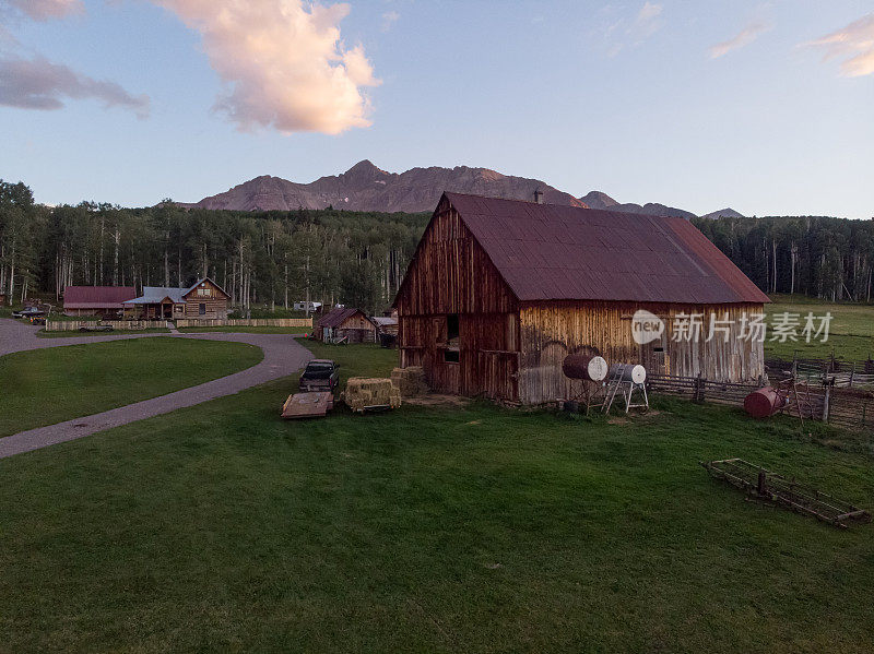 著名的家庭农场，历史悠久的谷仓和畜栏附近特柳赖德，科罗拉多州，威尔逊山的背景