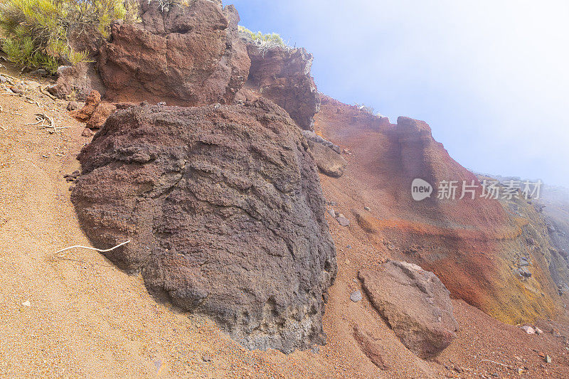 泰德国家公园，火山炸弹埋在拉皮利山坡上。多色火山岩。特内里费,加那利群岛