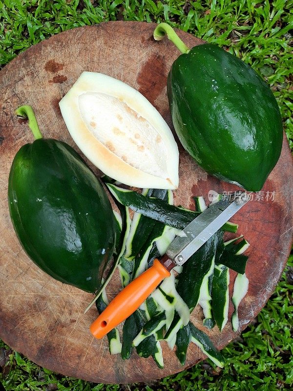 木瓜在砧板上削皮-食物准备。
