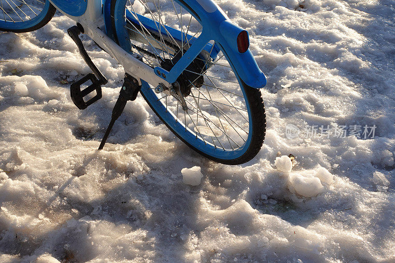 自行车在被雪覆盖的路上