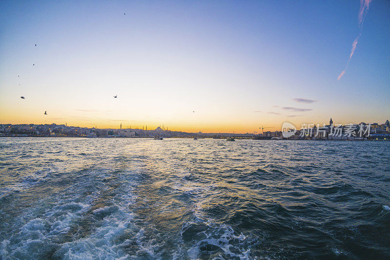 伊斯坦布尔的城市景观背后的蒸汽船蒸汽