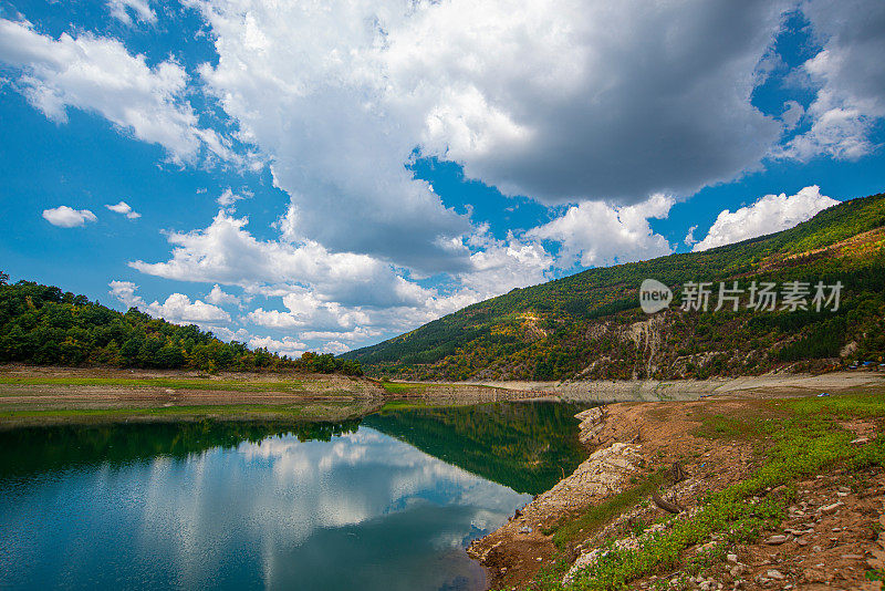 扎沃斯科湖水位低，部分原因是干旱和过度泄洪，在蓝天白云下的秋天