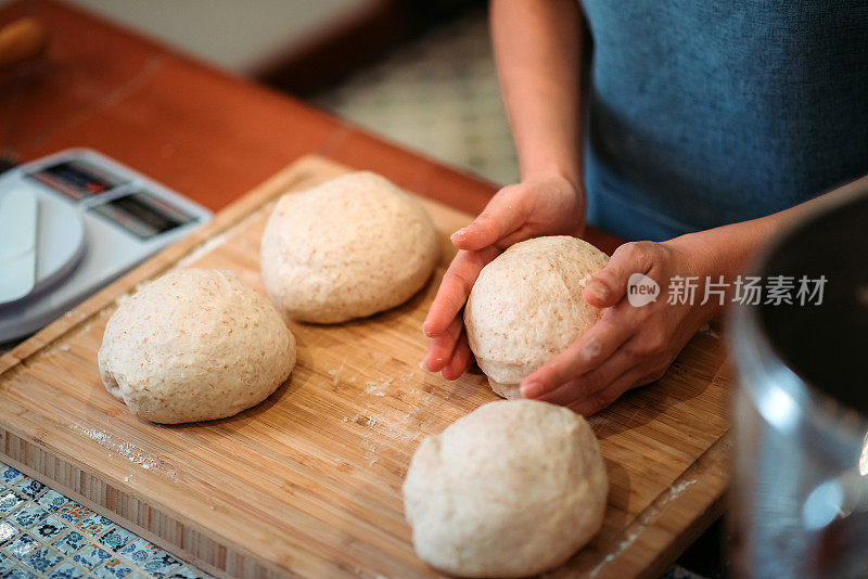 亚洲华人面包师在厨房准备生面团