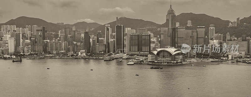 从九龙俯瞰香港市中心的天际线。