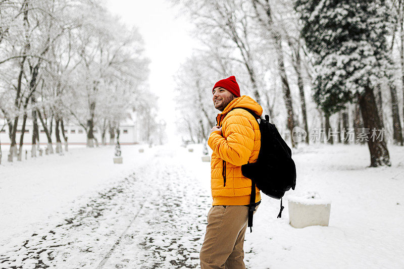 人们在下雪天穿着暖和的衣服