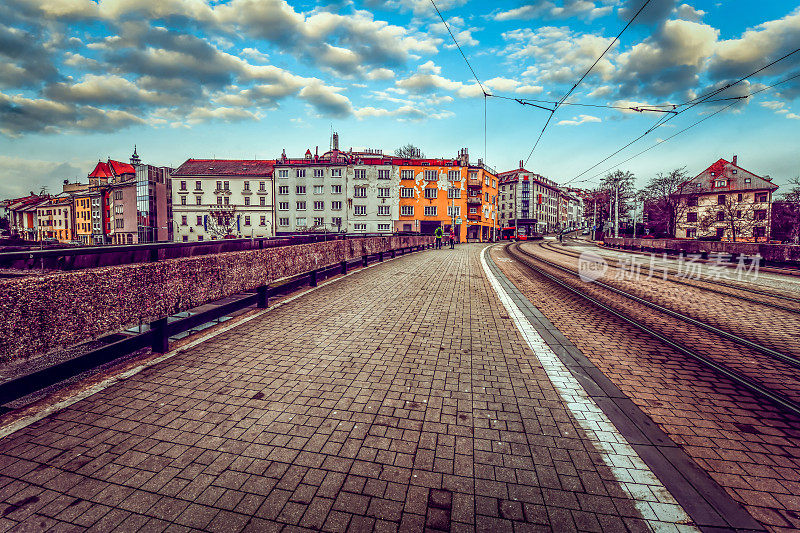斯洛伐克布拉迪斯拉发的大桥、电车线路和美丽的建筑