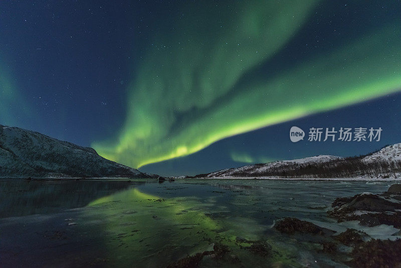 北极光出现在挪威北部的夜空中