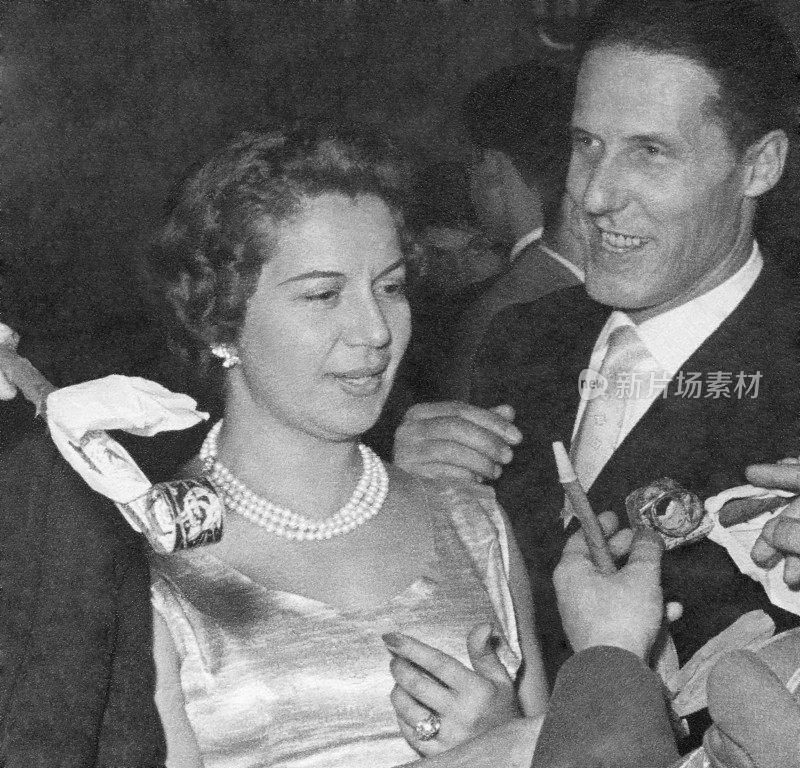 1950年的新年前夜，一对年轻夫妇。
