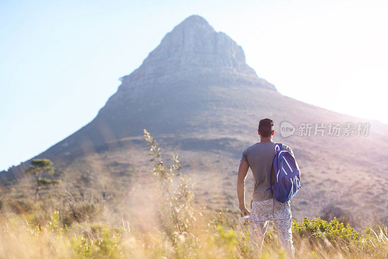 一名年轻男子在南非开普敦的信号山上徒步旅行。