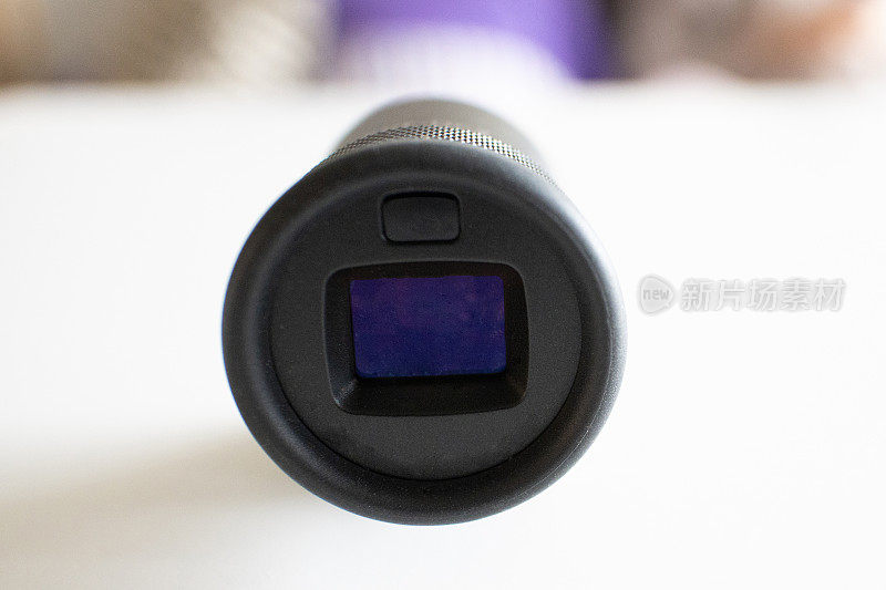 一个外部光学取景器，通过热鞋连接到数码相机