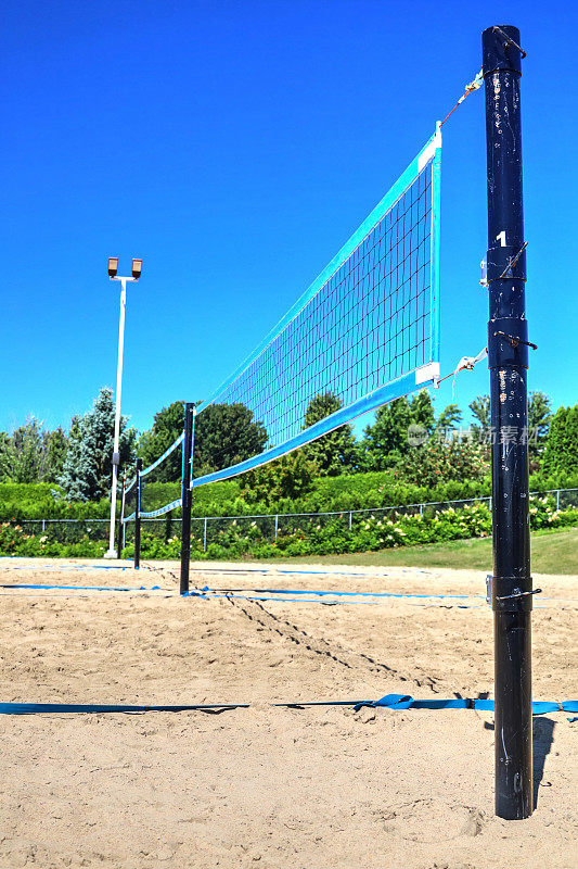 海滩排球场与晴朗的蓝天和拷贝空间