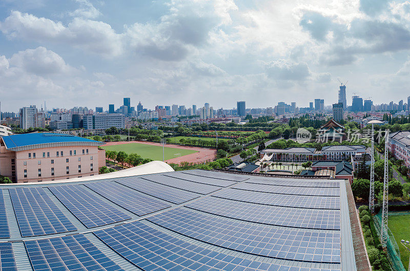 屋顶和城市天际线上的太阳能电池板