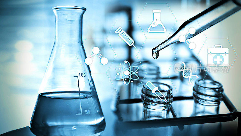 实验室研究，将液体滴入试管。实验室中含有化学液体的试管，实验室化学或科学研究开发概念。