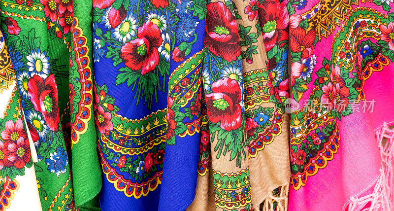 一套简约色彩丰富的传统经典波兰高地人文化披肩装饰面料，花卉图案设计，无人能及。五彩缤纷的民间纺织花卉图案生机勃勃，无人过问