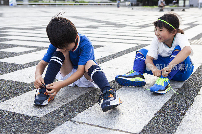 孩子的足球队。
他们正在给运动鞋系鞋带。