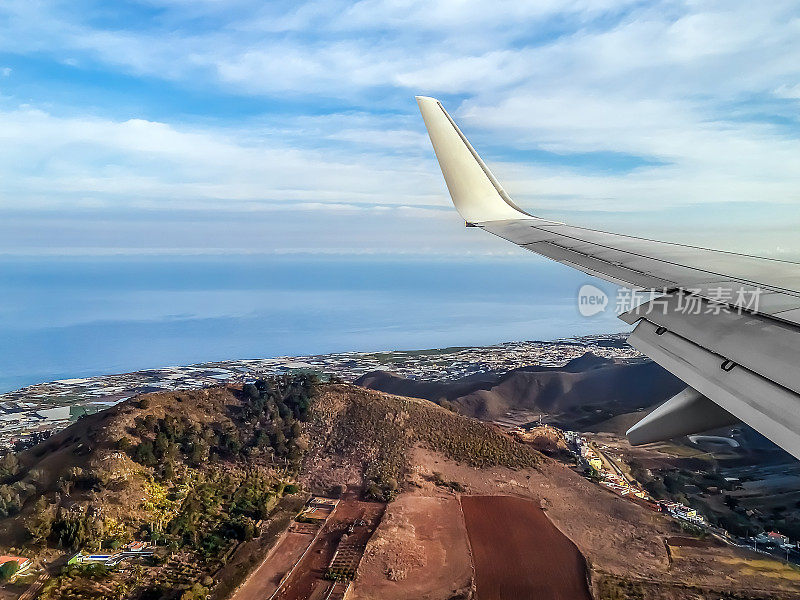 以大西洋为背景飞越特内里费岛的飞机机翼