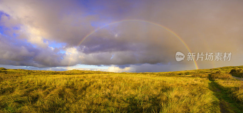 瓦登海地区特塞尔岛沙丘上的彩虹