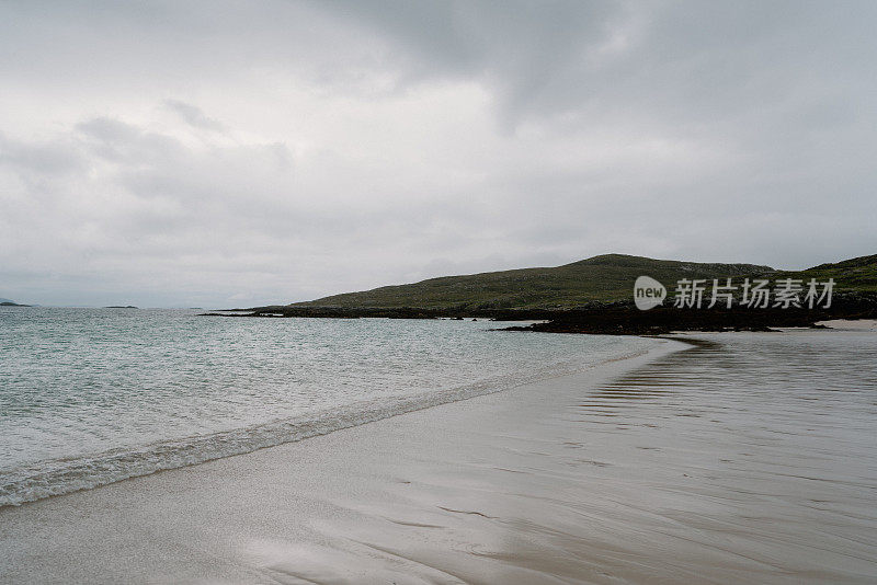 白色的沙滩和多石的海岸线