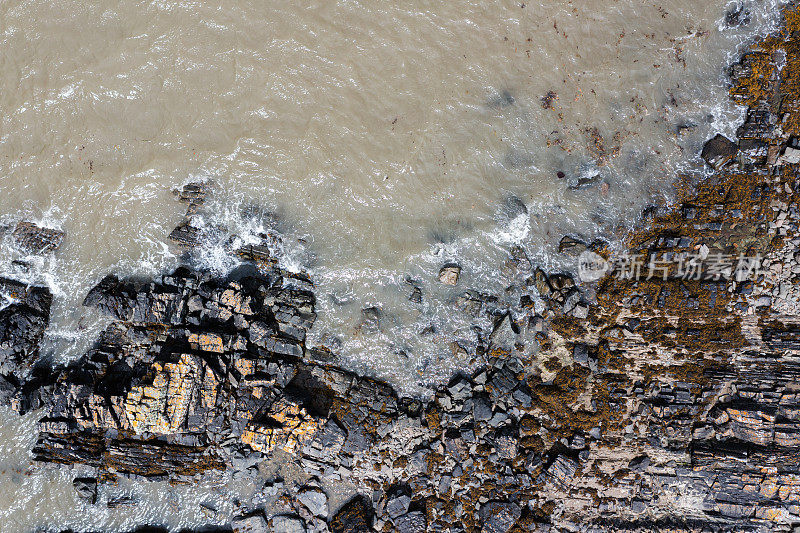 无人机拍摄的一段布满岩石的海岸线
