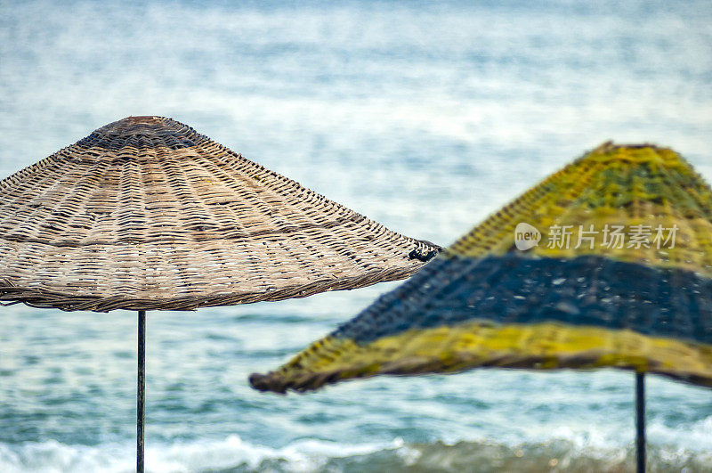 海滩上的雨伞和蓝天