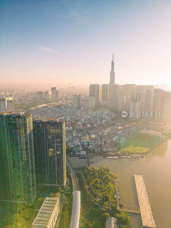 鸟瞰胡志明市的天际线和西贡河上的摩天大楼，市中心的商业中心。早上的观点。远处是地标81号摩天大楼