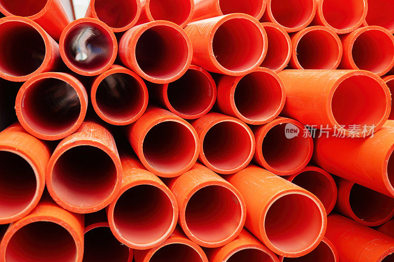 红色水管堆放在工地上