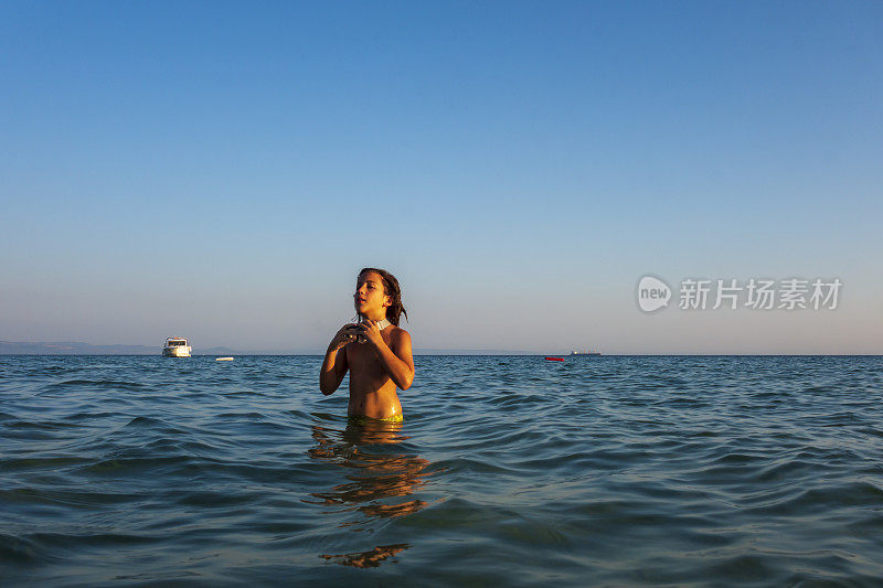 男孩在海里玩得很开心