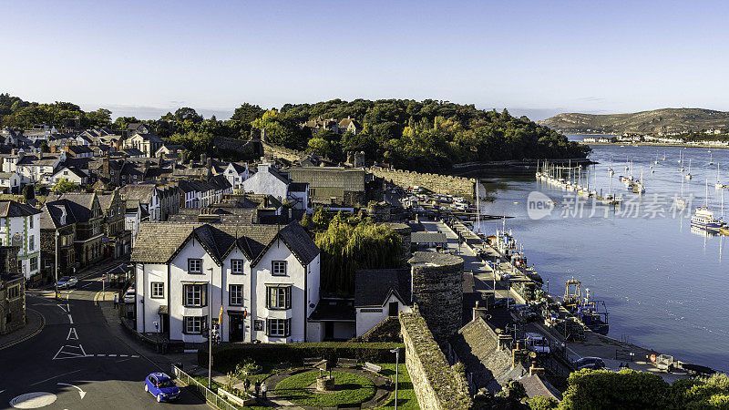 康威港和康威城堡。Deganwy镇就在河对面。英国威尔士。