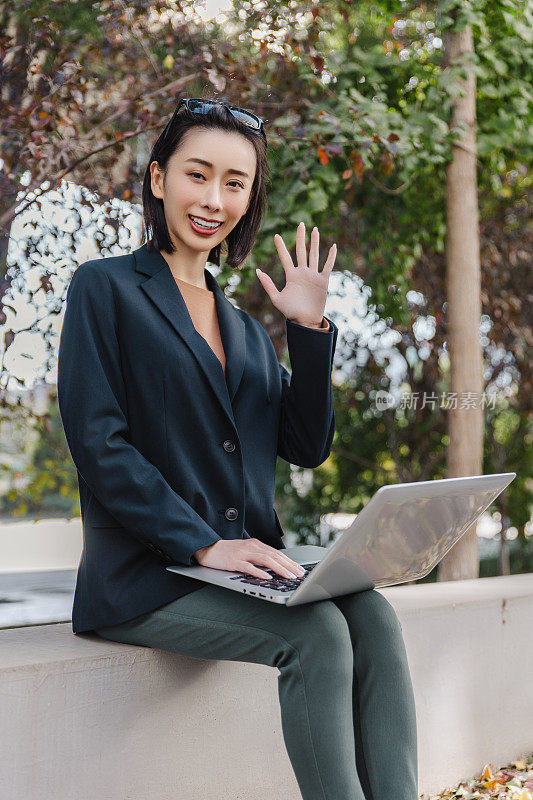 成功的女经理在城市的街道上休息。