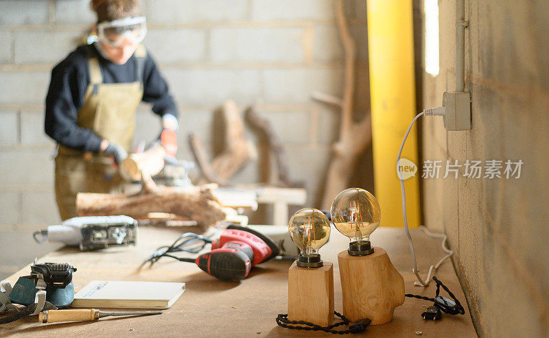 前景的木工工具和背景的一个女人木匠工作。