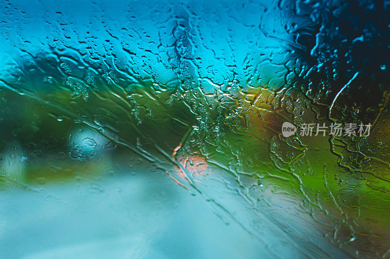 小雨打在玻璃上。滴在窗口。坏天气。多雨的季节。的车。路