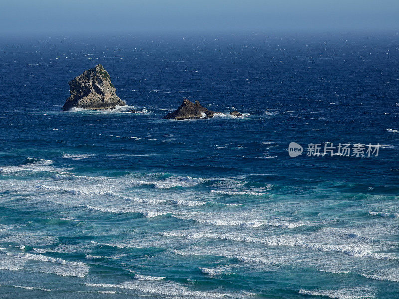 在新西兰的奥塔哥半岛海滩上，海上海柱上的破浪。