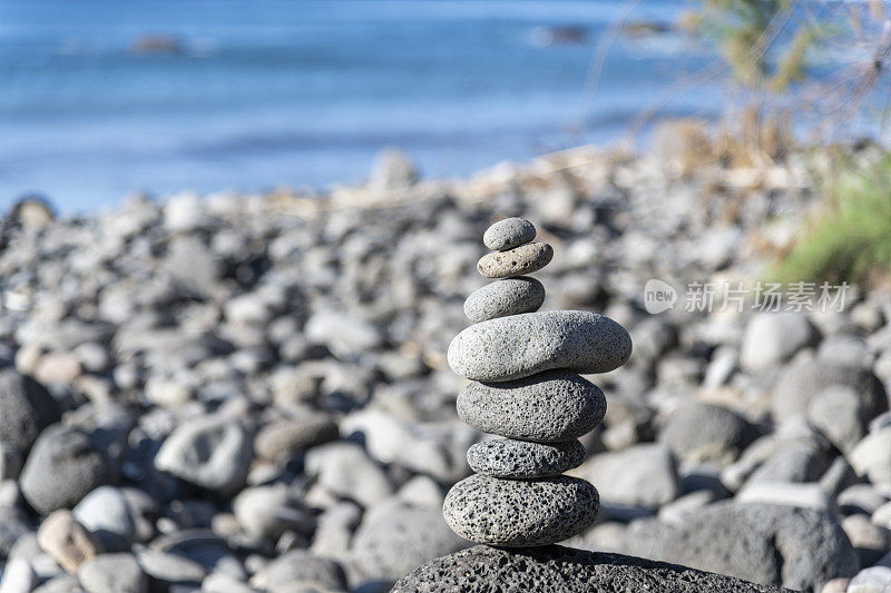 卵石滩上平衡的石头