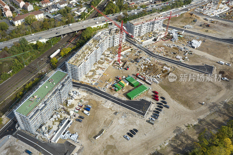 大型建筑工地，起重机和设备。鸟瞰图