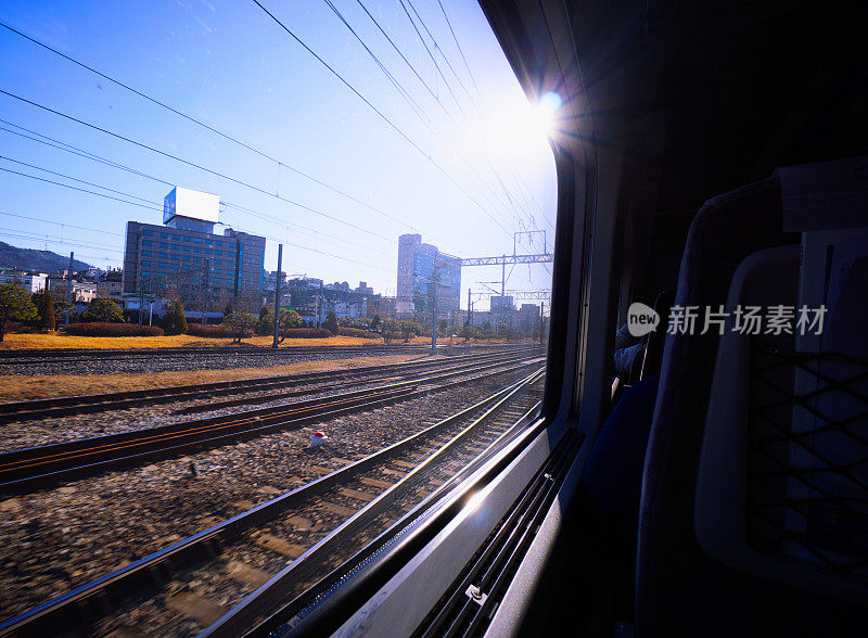 旅行者透过火车窗户看日出。