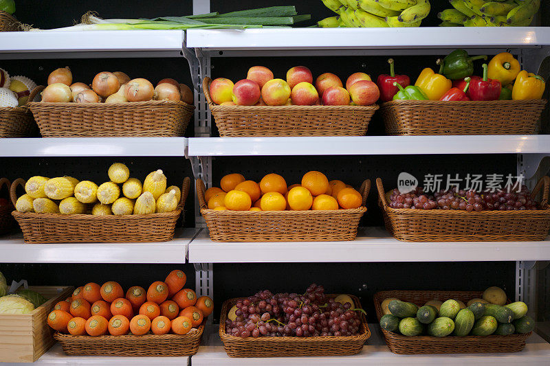 超市里的水果货架。