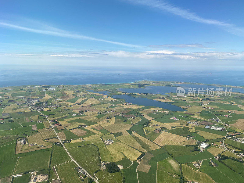 挪威斯塔万格市的鸟瞰图。海滩海岸线，有人居住的岛屿，农业用地和城市中心建筑都可以看到