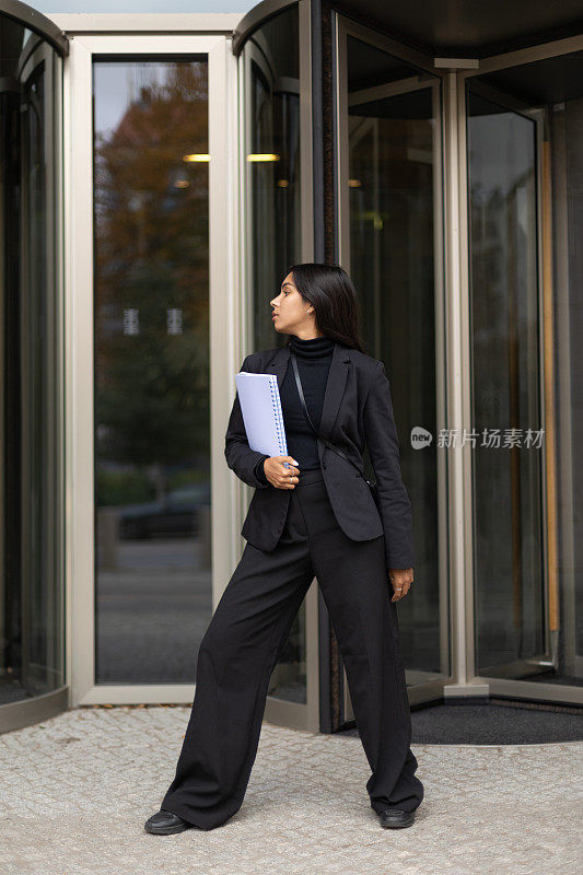 拿文件的女人