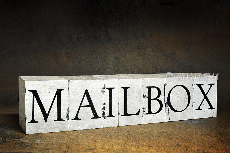 用木制凸版印刷的“邮箱”二字。