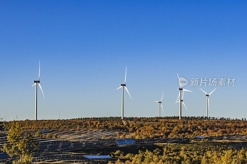 风力发电厂的风力涡轮机和太阳能电池板