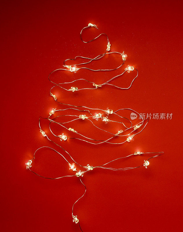 用圣诞彩灯做成的圣诞树