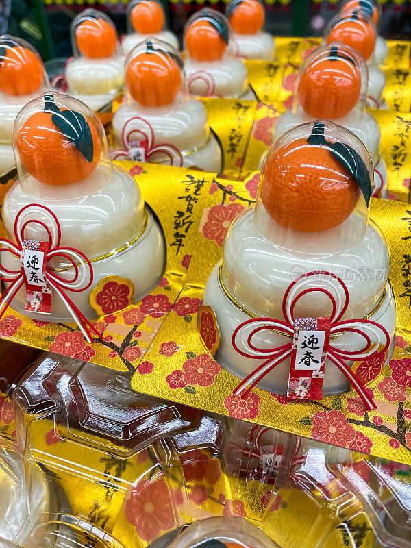 出售传统的日本麻糬新年装饰品