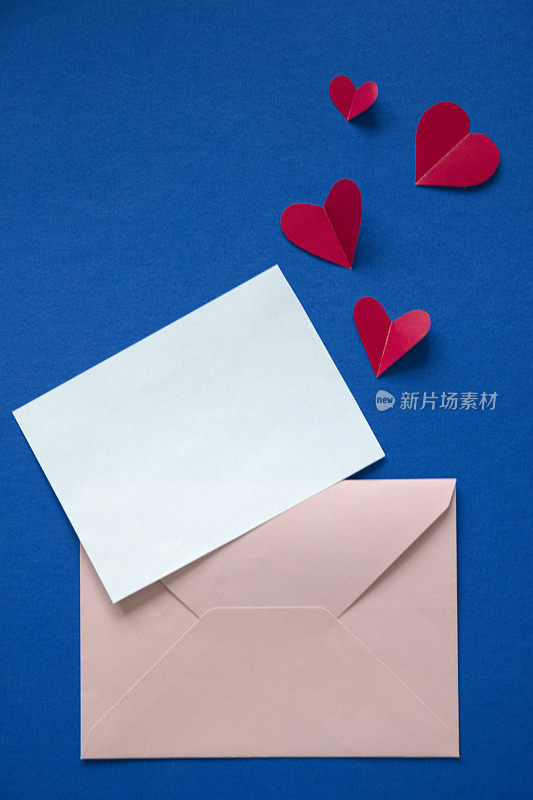 情人节信和剪纸元素在形状的心