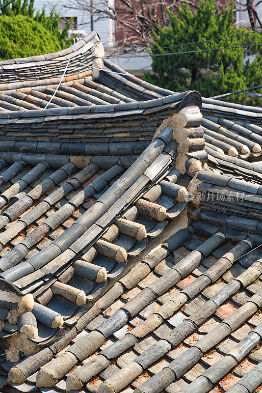 传统的韩国瓦片和屋檐